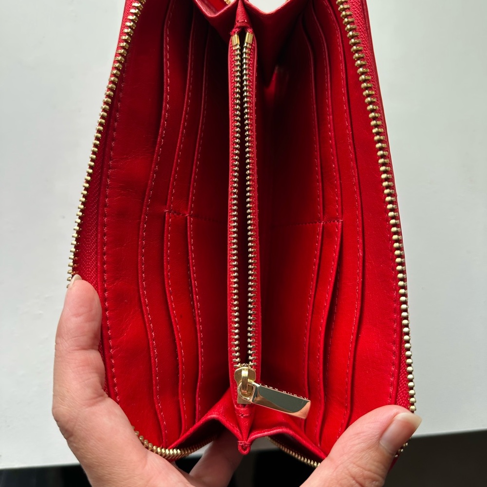 Tory Burch Patent Robinson Zip Continental Wallet - Picture 4 of 4
